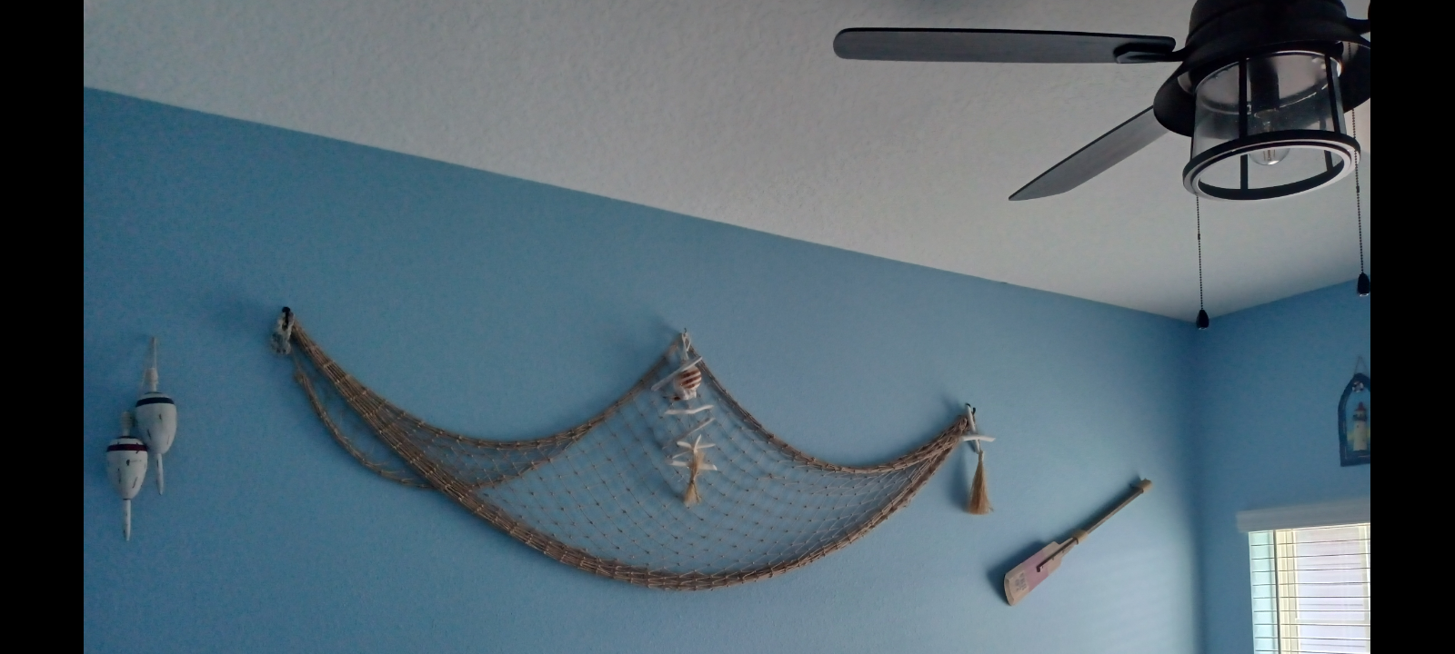 Coastal wall decor with fish net and seashells